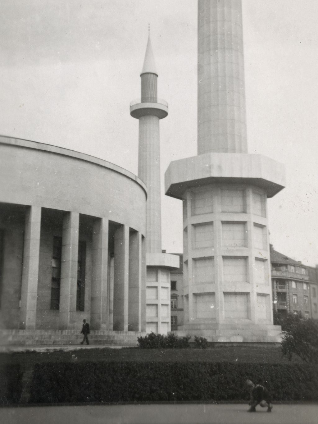 Meštrovićev paviljon, sagrađen 1938. godine kao Dom Hrvatskog društva likovnih umjetnika, od 1941-1944. godine pregradnja u džamiju i gradnja minareta, koji su srušeni 1947. godine